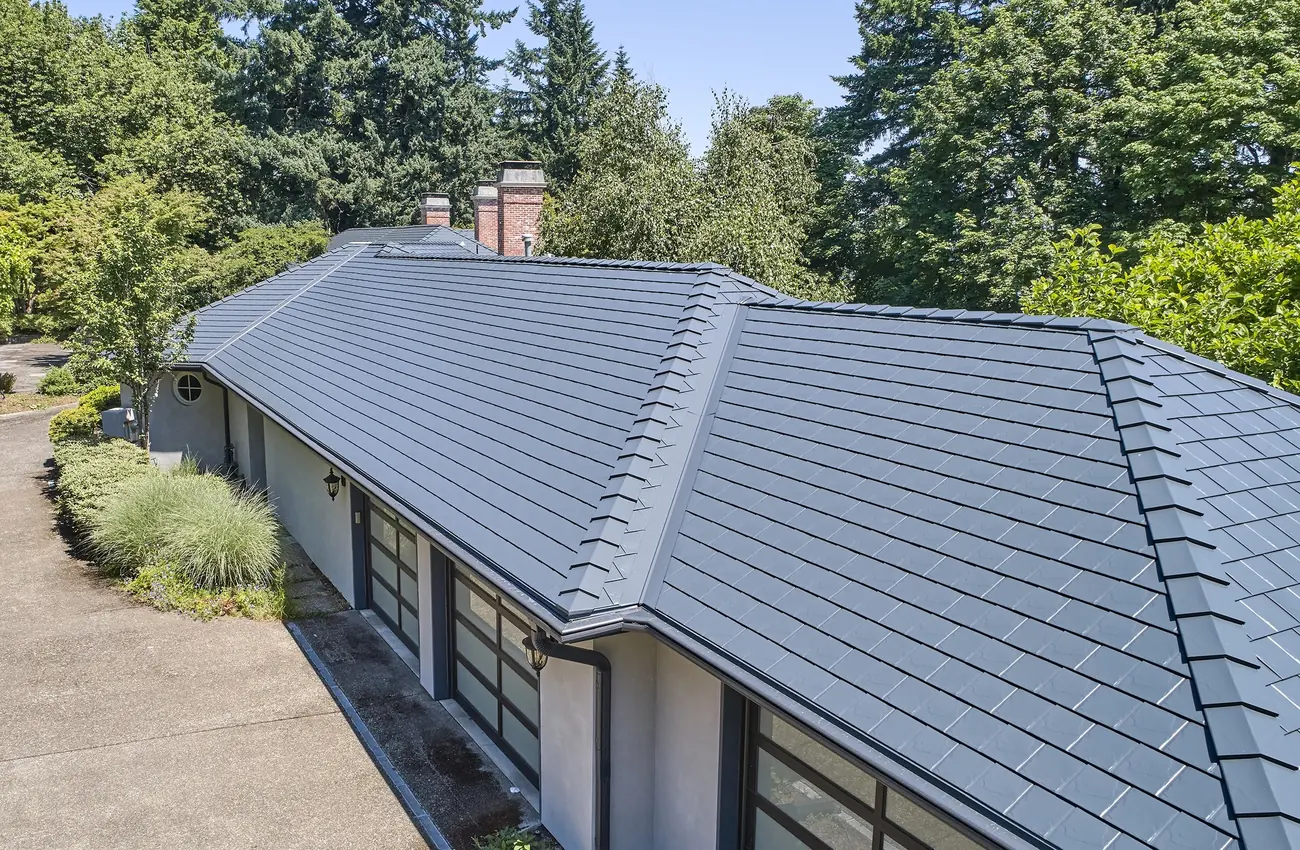 Toiture d'aluminium Interlock profil Ardoise, couleur Charbon profond, vue rapprochée des panneaux emboîtés