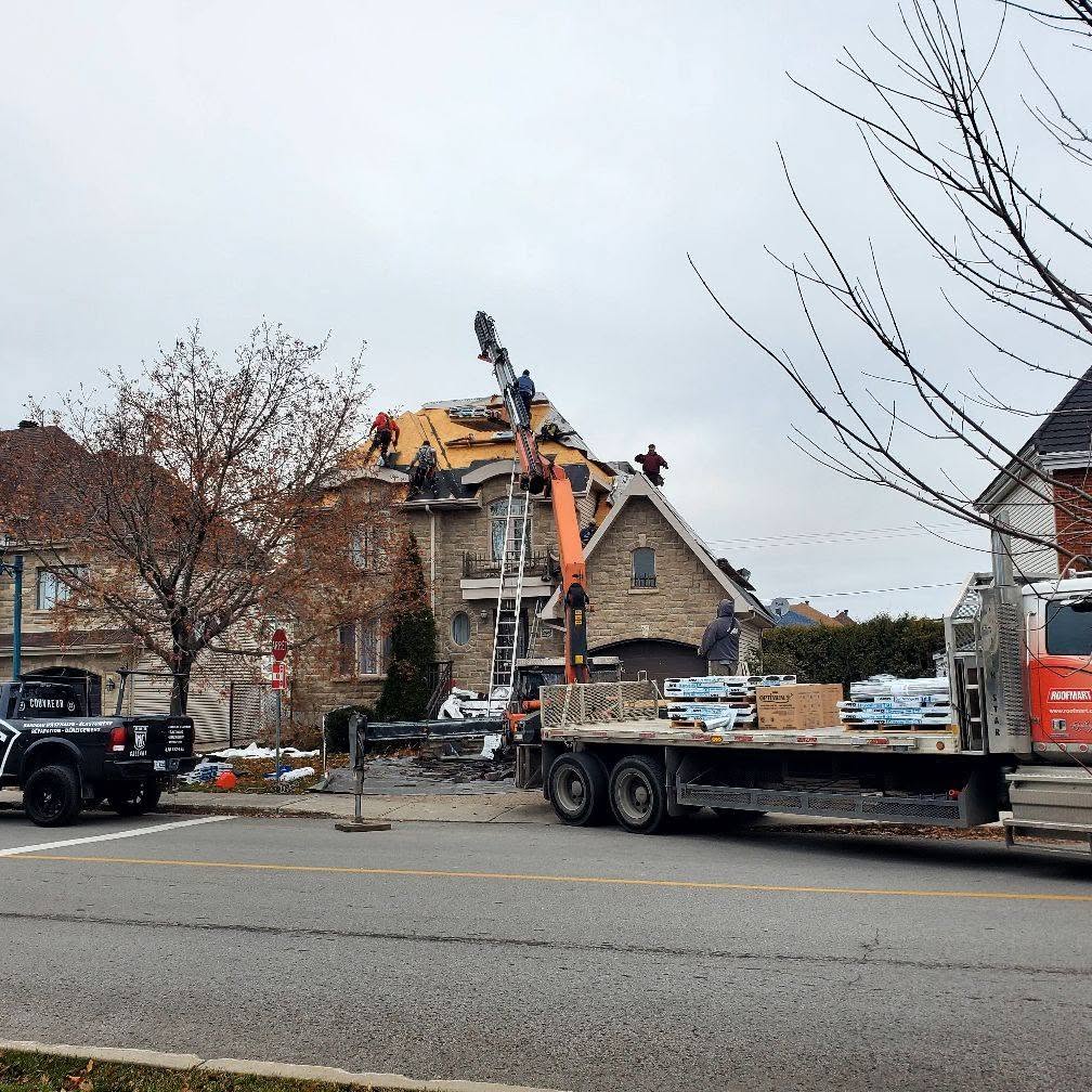 Équipe MG Gallant en pleine réfection de toiture avec camion-grue