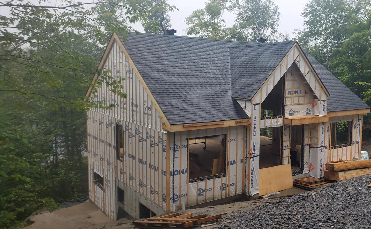 La même maison neuve avec sa toiture en bardeau d'asphalte charbon terminée