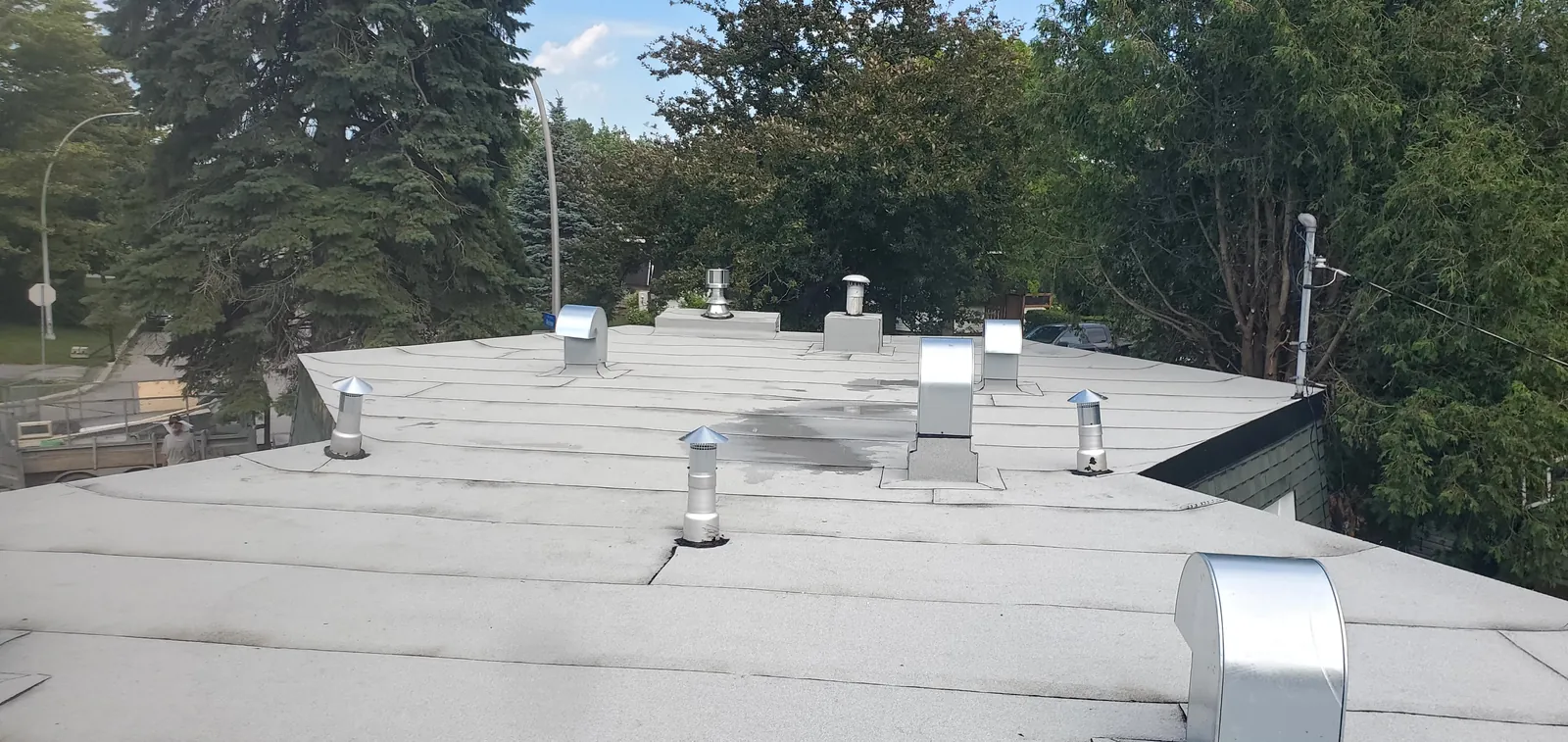 Toit plat en membrane élastomère terminé, évents neufs, chantier MG Gallant