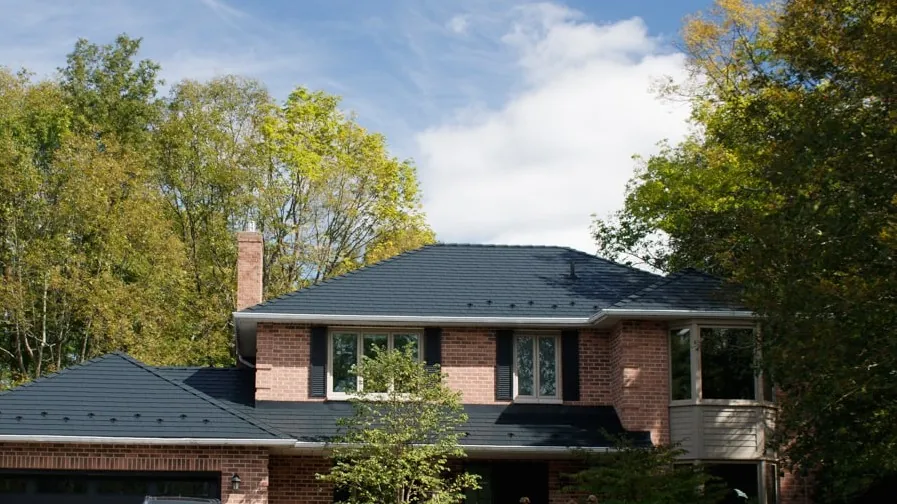 Toiture Interlock profil Ardoise couleur Noir, maison de brique